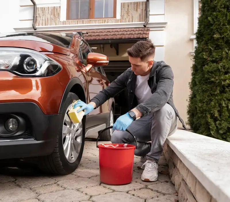 Lavage auto à domicile Téthieu : professionnel intervenant sur un véhicule